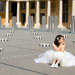 Mariée sur les colonnes de Buren - Magali Carbone photo