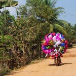 Ballon and moto Lao - Magali Carbone Photo