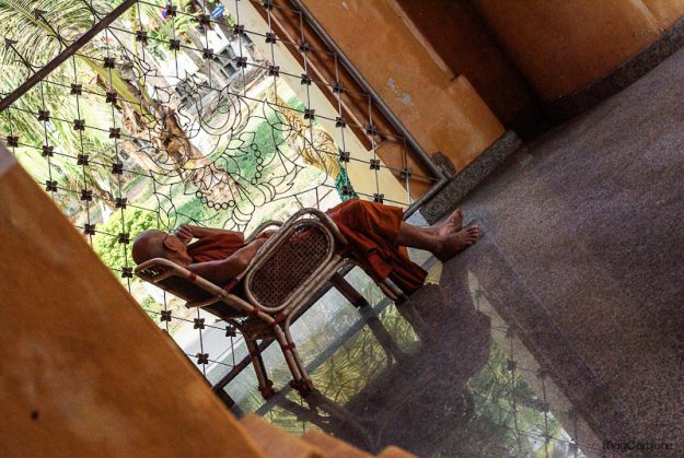 Sitting monk Lao - MagCarbone Photography