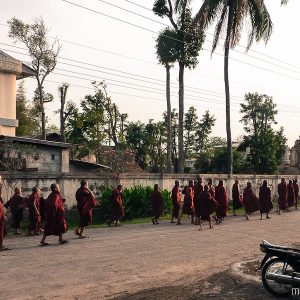 Monks at inle lake myanmar - MagCarbone photo