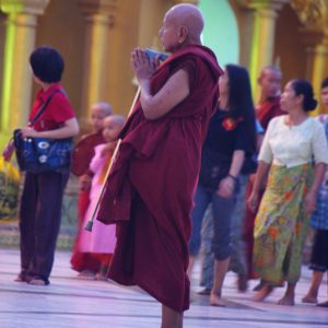 Praying monk myanmar - Magali Carbone photo