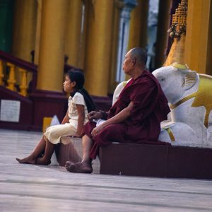 Monk at Shwedagon Pagode - MagCarbone photo
