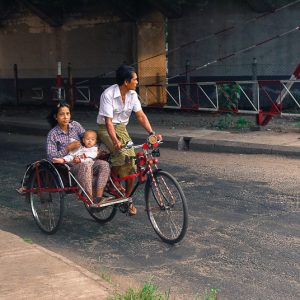 Family myanmar - Magali Carbone photography