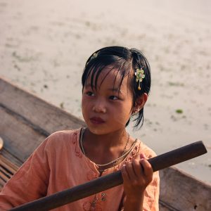 Boat girl inle lake myanmar - Magali Carbone photo