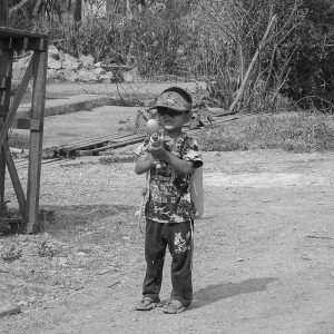 playing child during Inle Lake trek - MagCarbone photo