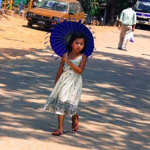 little girl and umbrella - MagCarbone photo