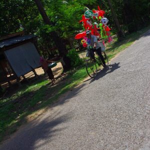 Ballon bicycle cambodia - Magali Carbone photo