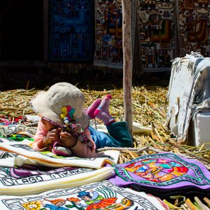 Little girl from Lake Titicaca - Magali Carbone photo