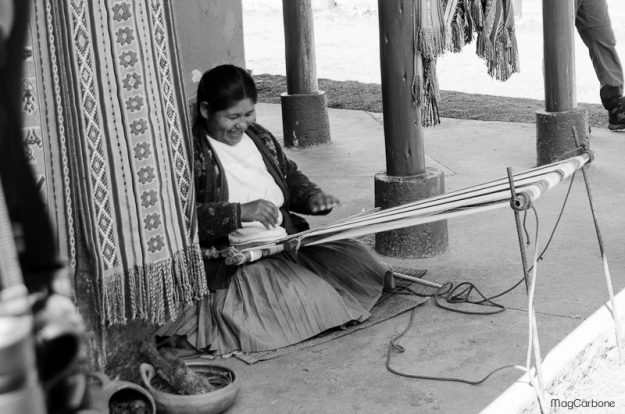 Woman weaving Peru - Magali Carbone photo