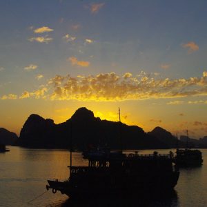 coucher de soleil sur halong bay vietnam - MagCarbone photo