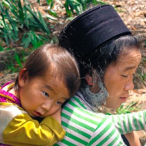 Câlin entre une mère et son enfant Vietnam - MagCarbone photo