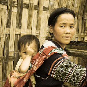 Une mère et son enfant Vietnam - Magali Carbone photo