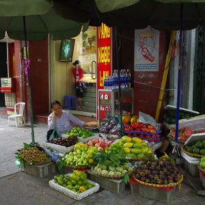 Vendeuse de fruit endormie hanoi vietnam - MagCarbone photo