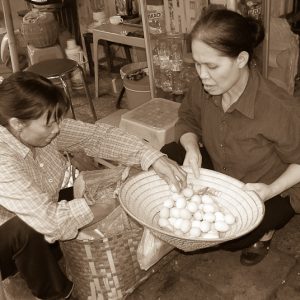 Vendeuse d’œufs à Hanoi - MagCarbone photo