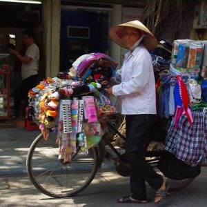 Vendeuse à vélo Hanoi - Magali Carbone photo