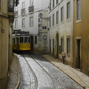 Tramway 28 narrow street lisboa - MagCarbone photo