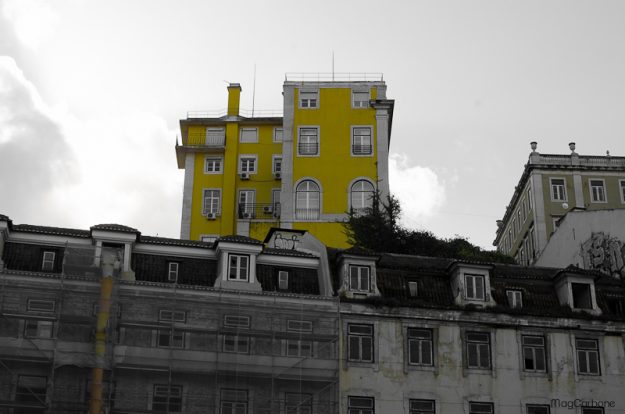 Yellow building lisboa - Magali Carbone photo