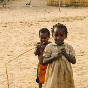 Enfants de Belo sur Tsirbihina madagascar - MagCarbone photo