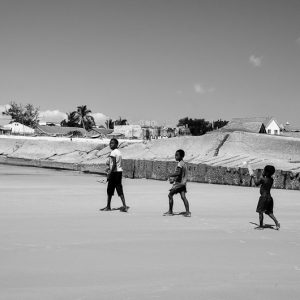 trois garçons plage morondava madagascar - MagCarbone photo